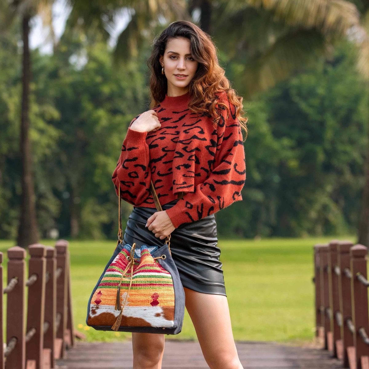 QUICK WITTED BUCKET BAG