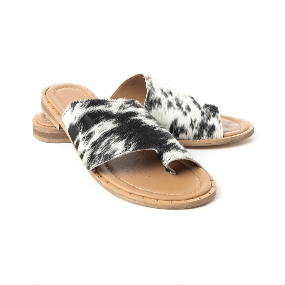 Kimmee Trail Sandal In Black and White