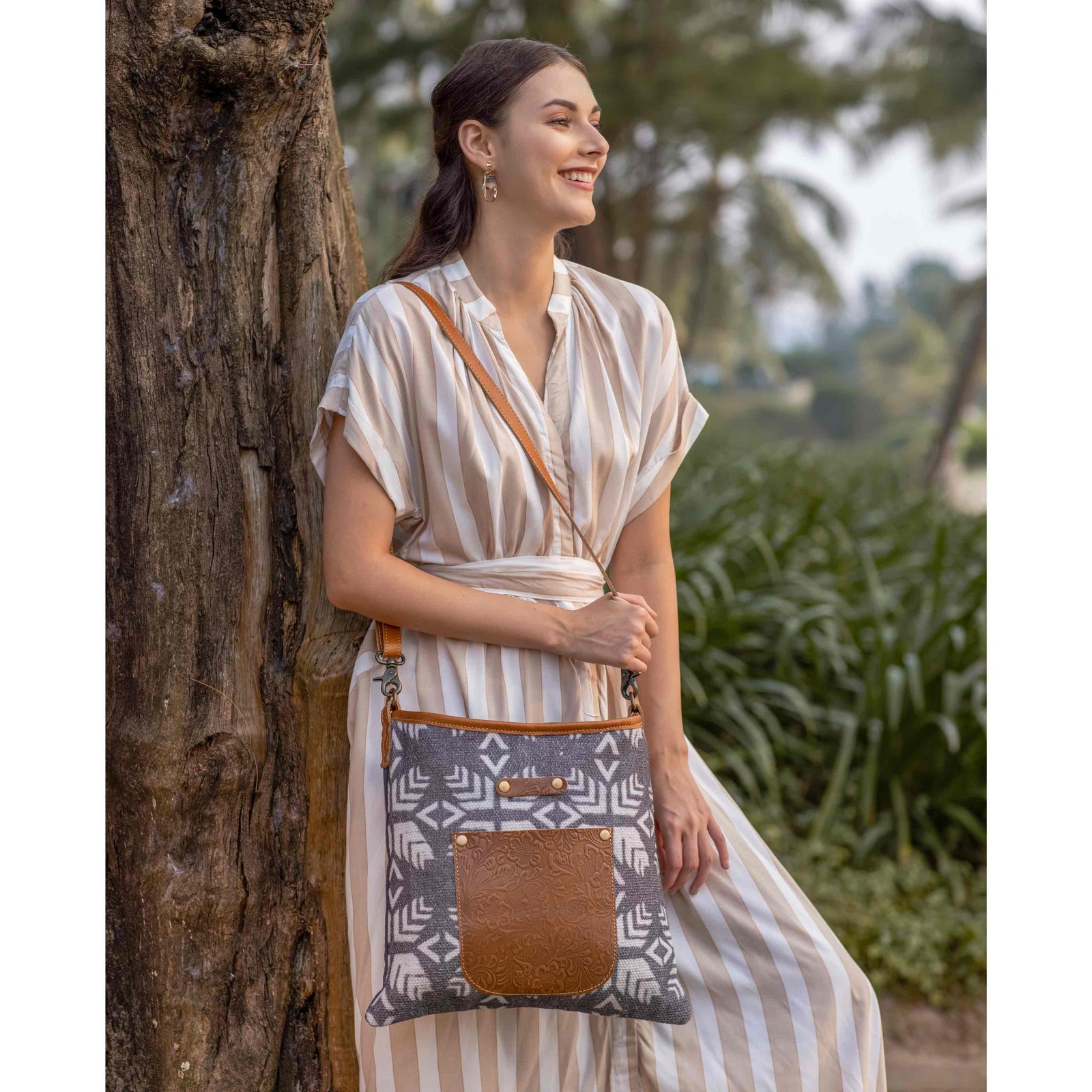 Leaflike Shoulder Bag