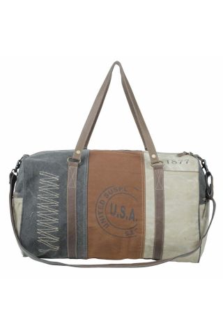 Neutral aesthetic traveller bag 